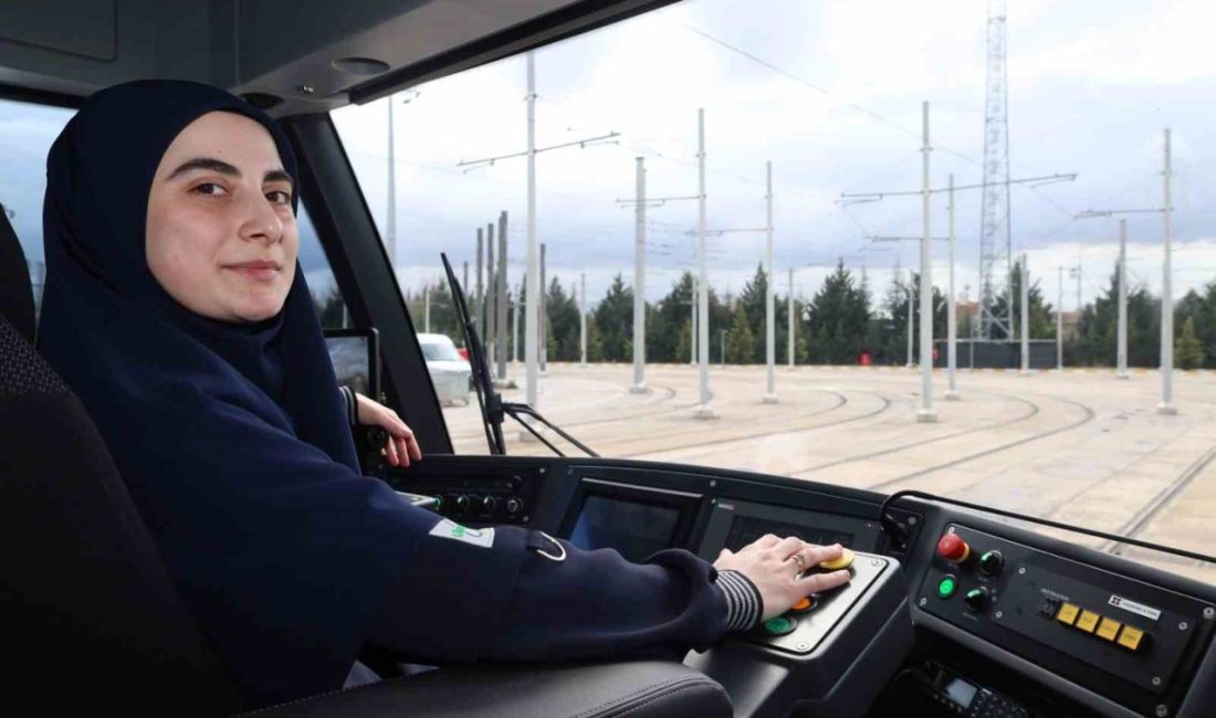 Kocaeli’de 28 yaşındaki Asiye Çelik, çocukluk hayalini gerçekleştirerek kentin ilk