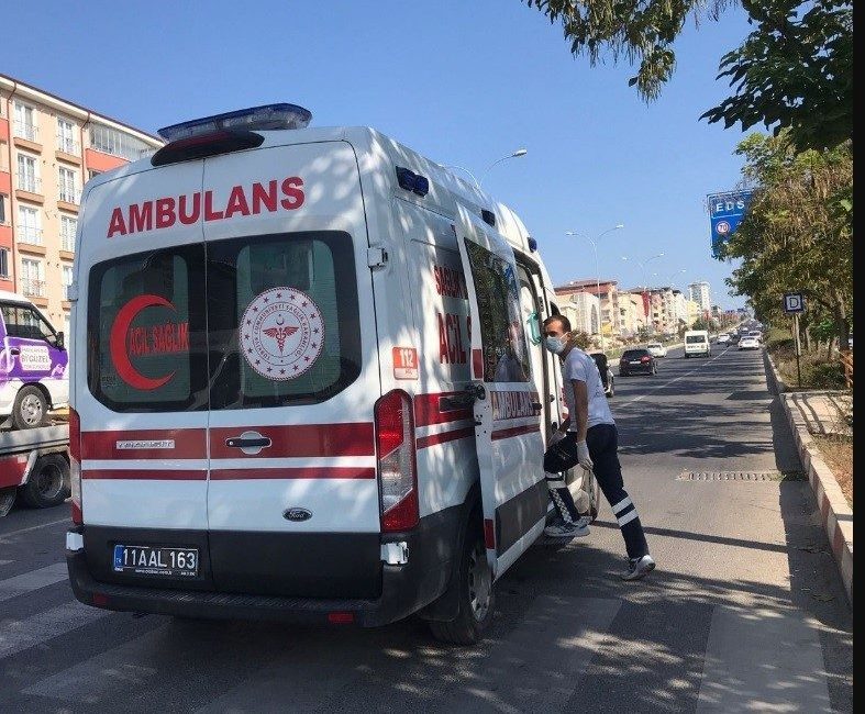 Kontrolden çıkan motosiklet devrilirken, sürücüsü yaralandı Bilecik’te seyir halindeki motosikletin devrilmesi sonucu meydana gelen trafik kazasında