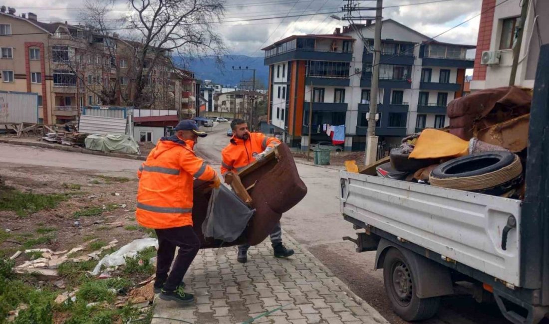 Körfez’de çöp kenarlarına bırakılan katı ve hacimli atıklar toplanıyor. Körfez