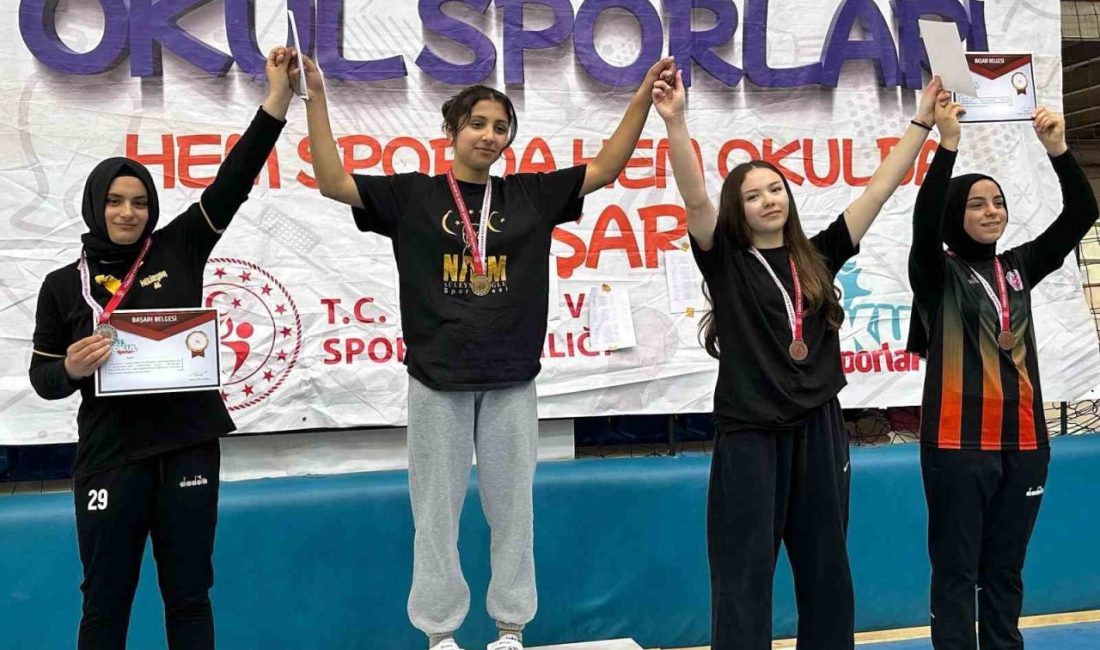 Edirne’de düzenlenen Okul Sporları Gençler Bilek Güreşi müsabakalarında katılan Körfez