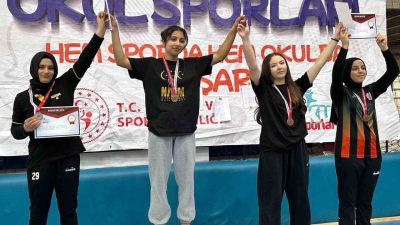 Edirne’de düzenlenen Okul Sporları Gençler Bilek Güreşi müsabakalarında katılan Körfez