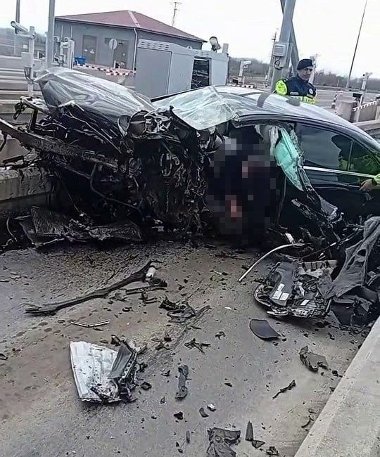 Kuzey Marmara Otoyolu Sakarya geçişinde sürücüsünün kontrolünden çıkan lüks otomobil,