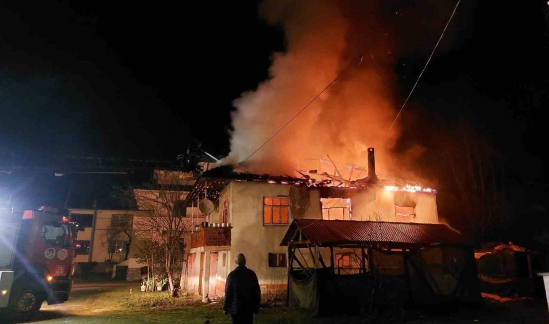 Mahalleliyi sokağa döken yangın: İki katlı ev alev topuna döndü Sakarya’nın Akyazı ilçesinde adeta alev topuna dönen iki katlı evde