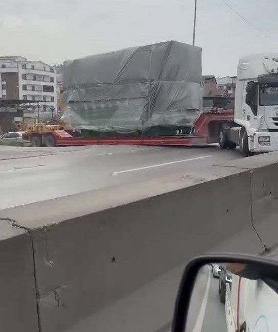 Kocaeli’nde tali yoldan ana yola çıkmak isteyen tırın dorsesi askıda