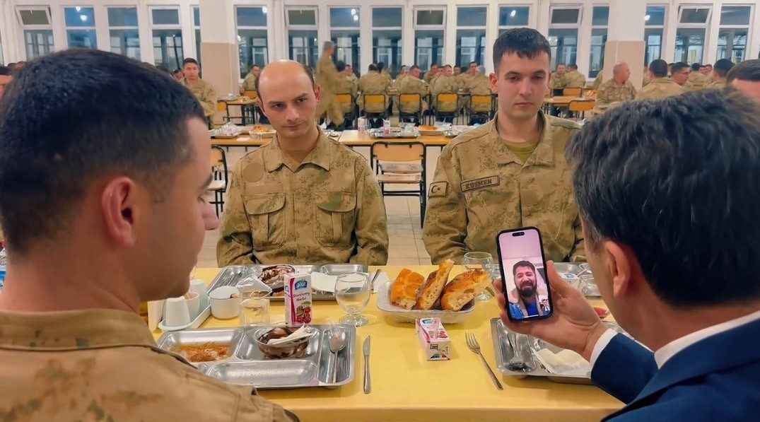 Mehmetçik ailesini karşısında görünce duydu dolu anlar yaşandı Bilecik’te valilinin telefonuyla ailesiyle görüntülü görüşen Mehmetçik duygu dolu anlar