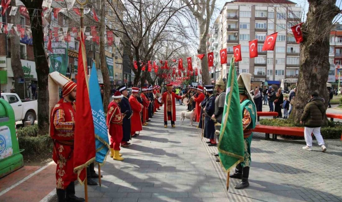 Kocaeli Büyükşehir Belediyesi Mehter Takımı, Cumhuriyet Bulvarı’nda verdiği mini konserle