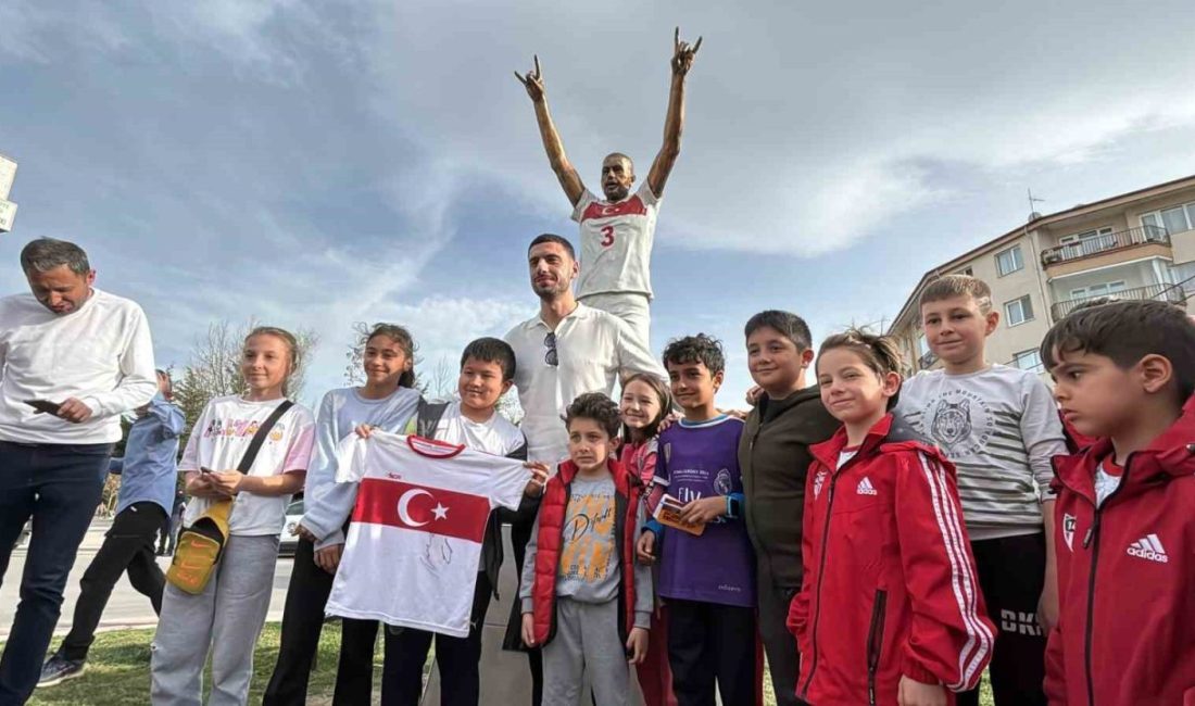 Milli futbolcu Merih Demiral, Bolu’da dikilen ‘Bozkurt’ heykelini ziyaret etti.