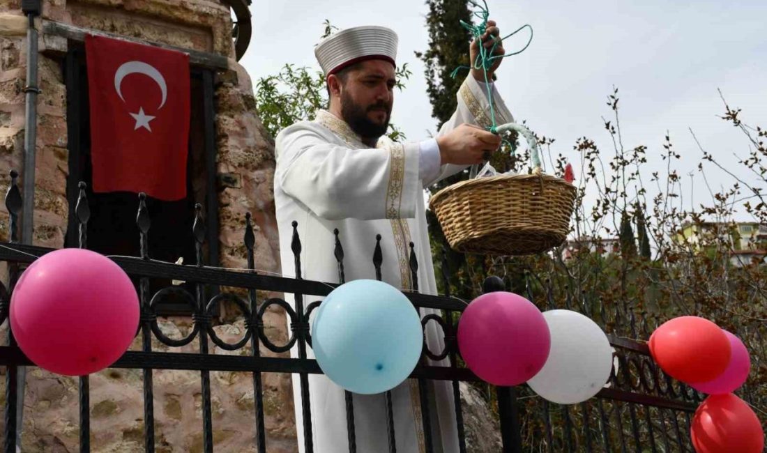 Minareden şeker yağdı Bilecik’te yüzyıllardır Osmanlı’dan gelen, minareden Ramazanın son günü çocuklara sepetle
