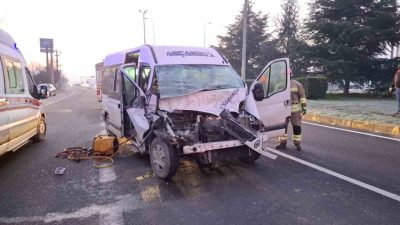 DÜZCE(İHA) – Düzce D100 karayolu hal kavşağında minibüs tıra arkadan