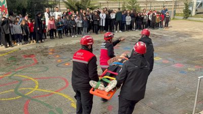 Sakarya’nın Hendek ilçesinde ilk ve ortaokul öğrencileri, afet bilincini arama
