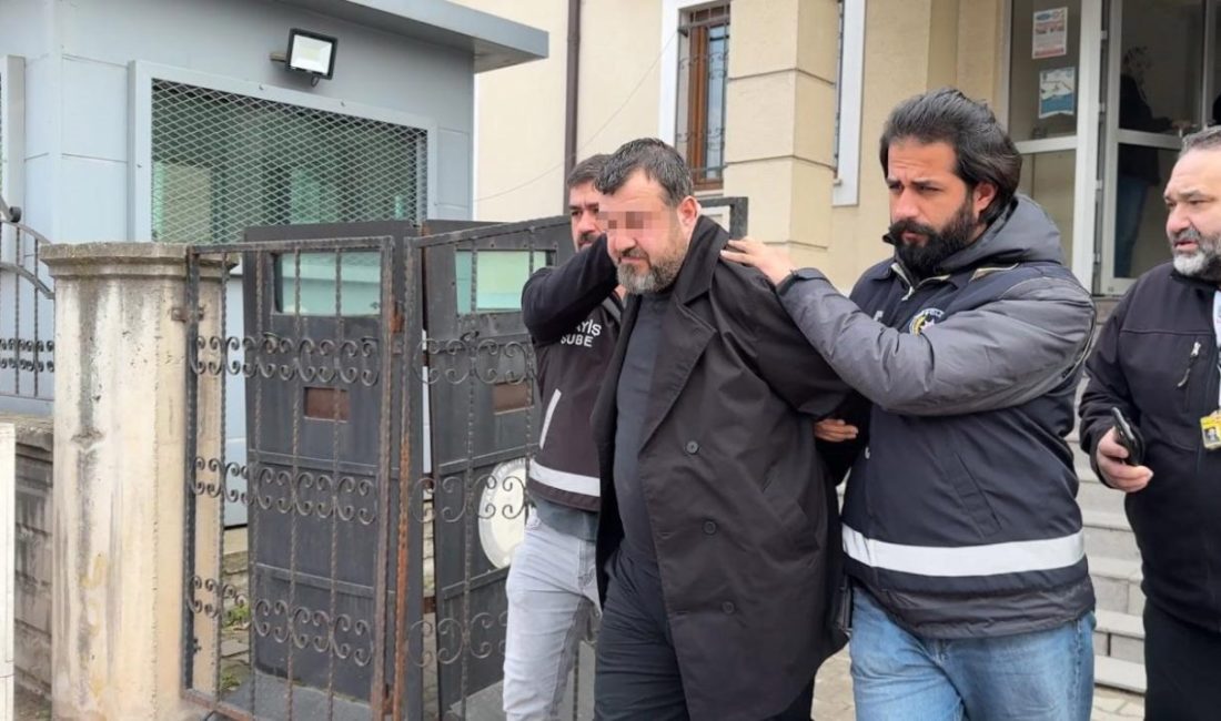 Mülk sahibini öldürüp 3 adrese kurşun yağdıran şüpheli kiracı adliyede Sakarya’nın Serdivan ilçesinde uzun zamandır işlettiği marketin sahibini kirasının yaklaşık