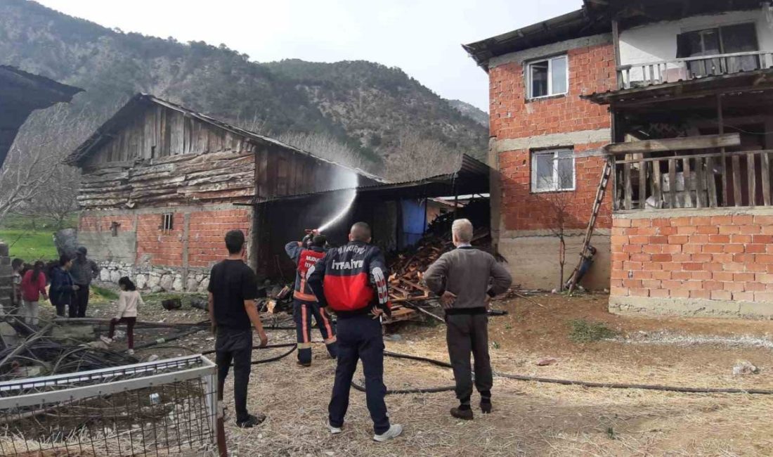 Bolu’nun Mudurnu ilçesinde ev ve ahırın bitişiğindeki odunlukta çıkan yangın