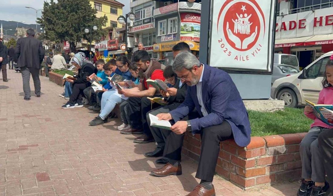 Kastamonu’nun Tosya ilçesinde ilkokul öğrencileri, ilçedeki meydanda kitap okuyarak farkındalık