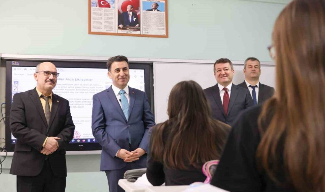 Öğrencilerle bir araya gelerek eğitime verilen önemin altı çizildi Bilecik Valisi Şefik Aygöl, kenttin köklü eğitim kurumlarından Ertuğrul Gazi