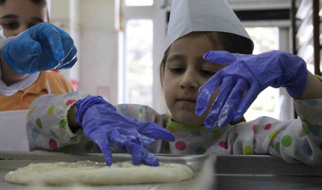 Bolu’da ilkokul öğrencileri Ramazan ayı dolayısıyla kimsesiz vatandaşlara dağıtmak için