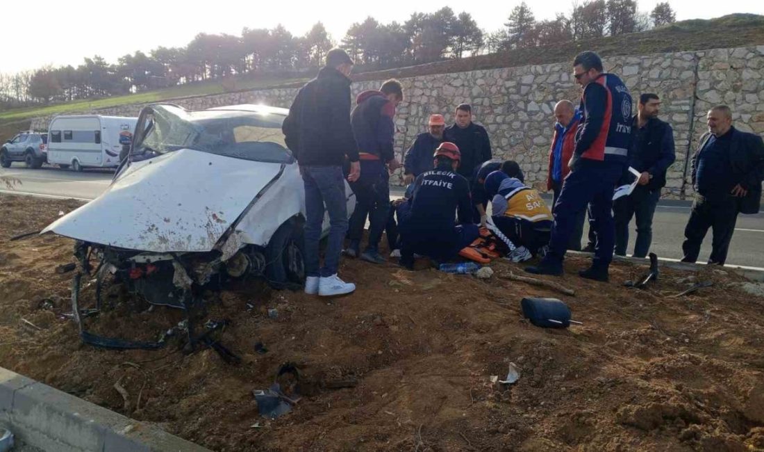 Bilecik’te kontrolden çıkan otomobilin orta refüje çarpması sonucu yaşanan trafik