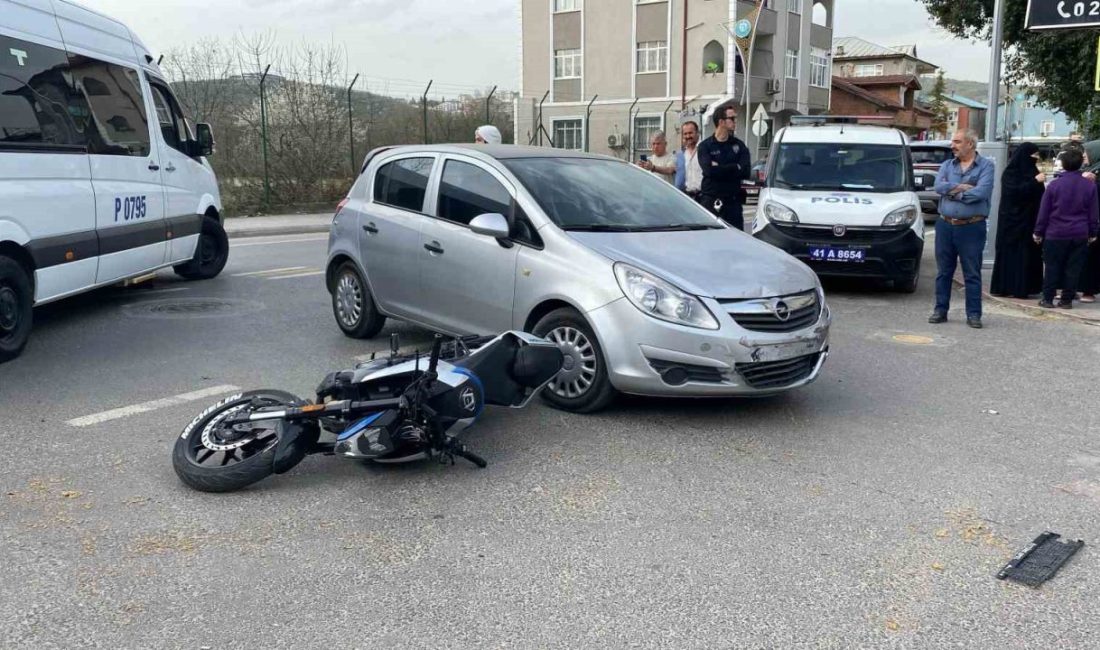 Kocaeli’nin İzmit ilçesinde yol kesişiminde otomobil ile çarpışan motosiklet sürücüsü