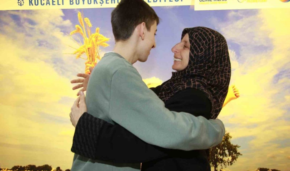Özel birey Ahmet memur oldu Kocaeli’de 19 yaşındaki özel birey Ahmet Sayal, girdiği Engelli Kamu
