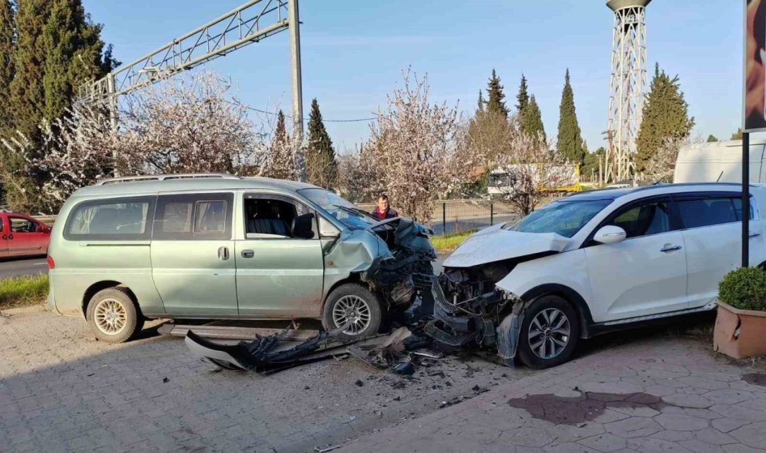 Kocaeli’nin Karamürsel ilçesinde panelvan ile SUV araç, kafa kafaya çarpıştı.