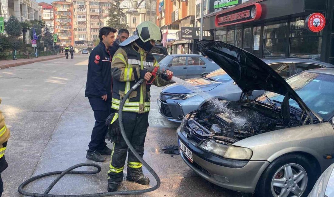 Kocaeli’nin İzmit ilçesinde park halinde bulunan otomobilde çıkan yangın, itfaiye
