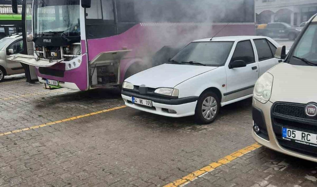 Sakarya’nın Adapazarı ilçesinde park halinde bulunan özel halk otobüsünde çıkan