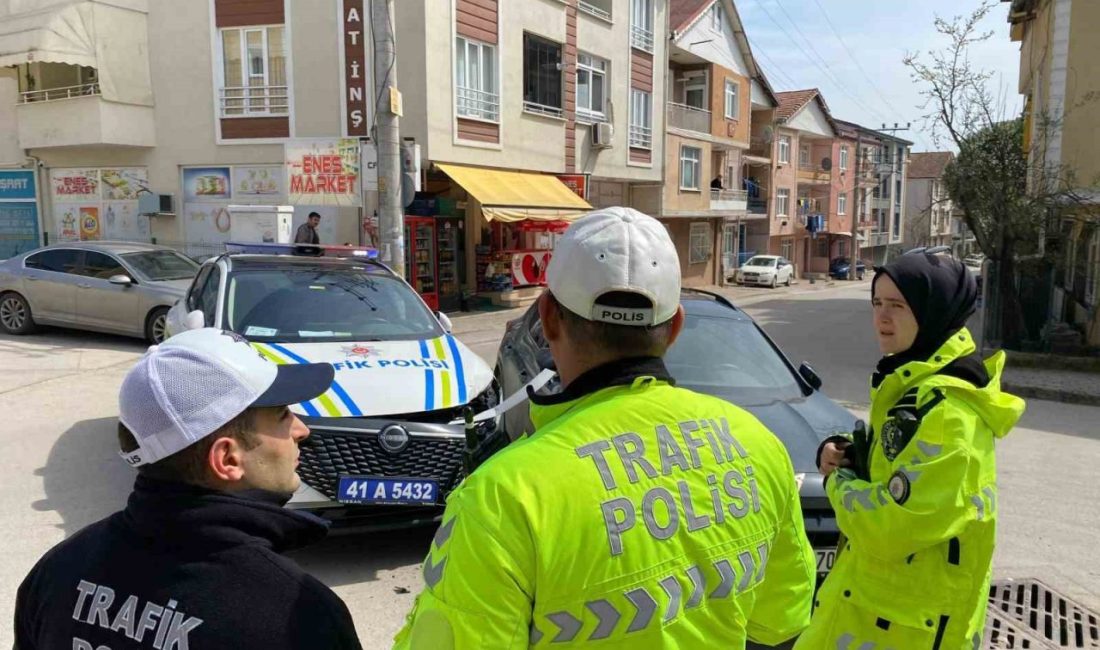 Kocaeli’nin İzmit ilçesinde polis otosu ile otomobil çarpıştı, kazada şans