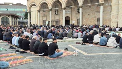 DÜZCE (İHA) – Düzce’de Ramazan ayının son cuma gününde camiler,