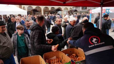 Düzce Belediyesi, Ramazan Bayramı’nda vatandaşlara cami önünde simit, poğaça ve