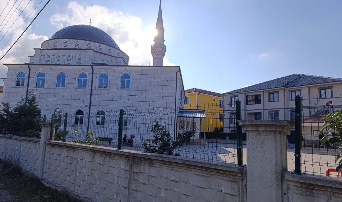 Sakarya’nın Karasu ilçesinde sahur için hazırlık yapan ve sofrada yemek