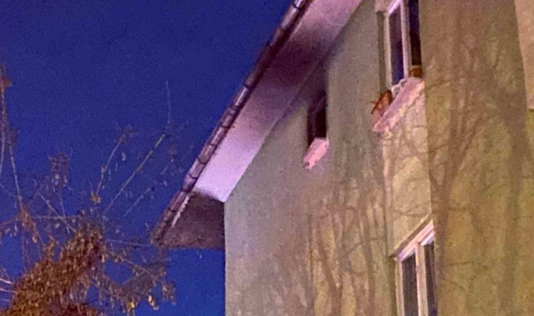 Kocaeli’nin Körfez ilçesinde 5 katlı binanın çatısında çıkan yangın, sahura