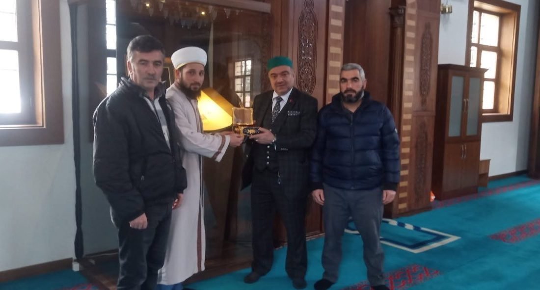 Sakal-ı Şerif Ertuğrul Gazi Camii’nde Eskişehir Türbeler Derneği (ETÜD) Başkanı ve Eskişehir sertürbedari ve alemdarı