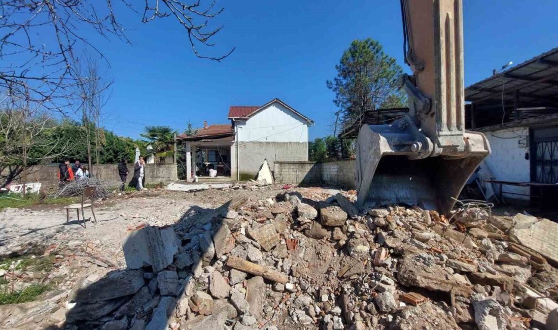 Sakarya’nın Akyazı ilçesinde bir evin bahçesinde bulunan metruk binanın molozlarını