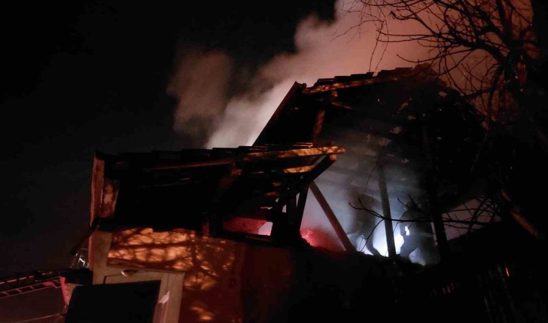 Sakarya’nın Akyazı ilçesinde iki katlı bir evin saman dolu çatı
