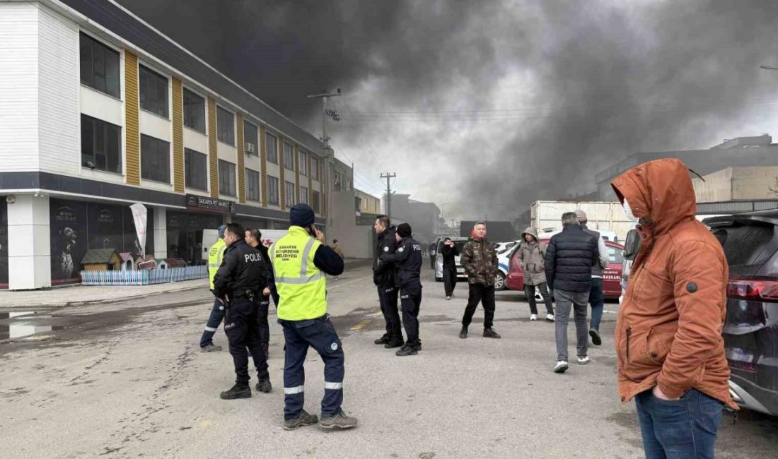 Sakarya’daki ASEM Mobilyacılar Çarşısı’nda faaliyet gösteren bir iş yerinde yangın