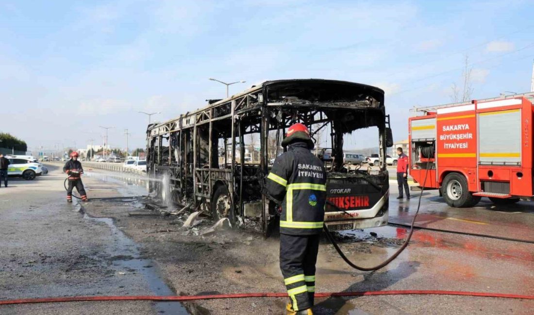 Sakarya’nın Adapazarı ilçesinde duble yolda belediye otobüsü alev topuna döndü.
