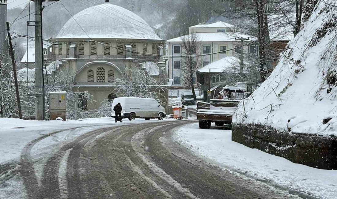 Sakarya’nın yüksek kesimlerinde etkisini sürdüren yağış sonrasında kar kalınlığı 15