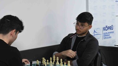 Sakarya Üniversitesi’nde (SAÜ) satranç turnuvası düzenlendi. Köprü Uluslararası Öğrenci Topluluğu