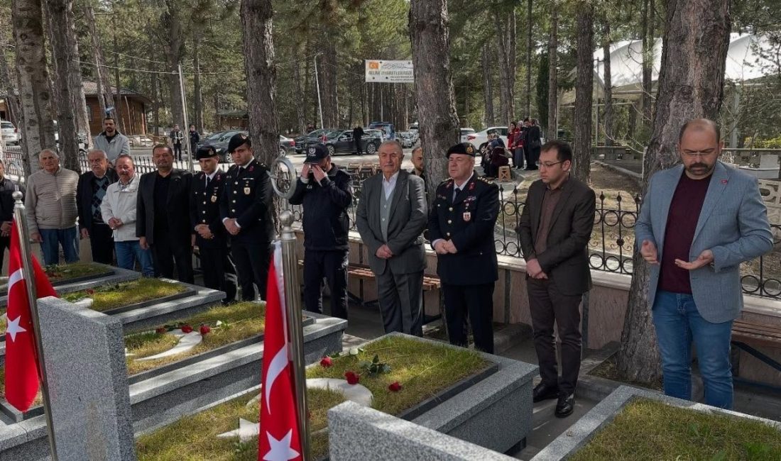Şehit Hava Pilot Teğmen Yavuz Eracar kabri başında anıldı Manisa’daki görev uçuşu sırasında yaşanan uçak kazasında şehit düşen Hava