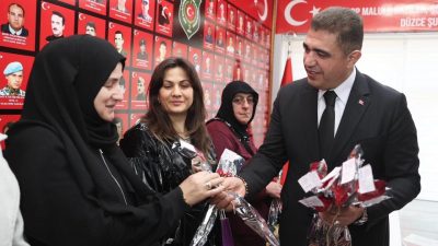 DÜZCE(İHA) – Düzce Valisi Selçuk Aslan, eşi Pınar Aslan ile