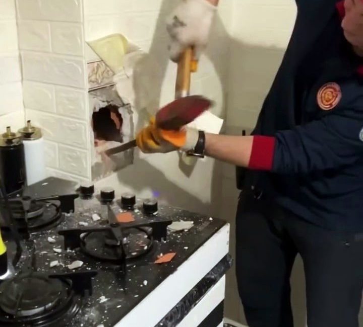 Sakarya’da bir evin soba bacası içerisinde sıkışan güvercin, itfaiye ekiplerinin
