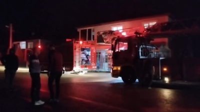 Düzce’de etkili olan rüzgarla birlikte bir evde sobadan kıvılcımlar çıkınca,