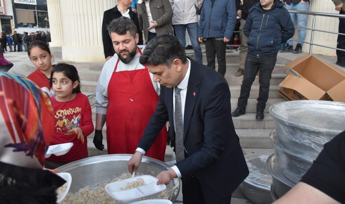Söğüt Belediyesi’nin geleneksel Ramazan etkinlikleri kapsamında, belediye bahçesinde düzenlenen iftar