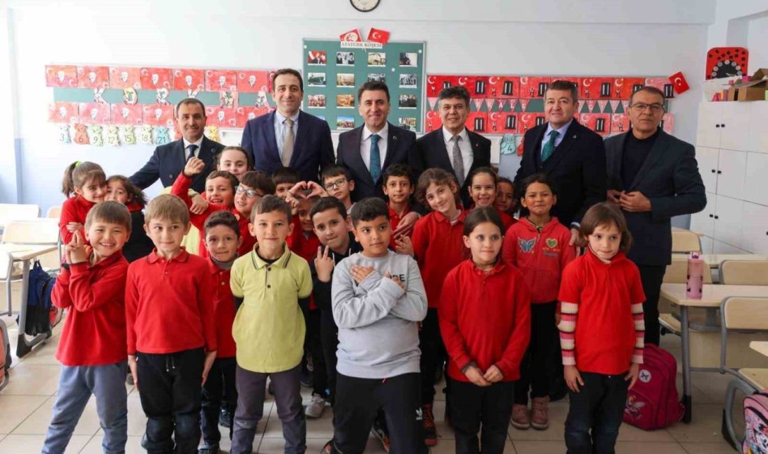Söğüt’teki öğrencilerle anlamlı etkinlik Bilecik Valisi Şefik Aygöl, Söğüt ilçesinde bulunan 100. Yıl Atatürk