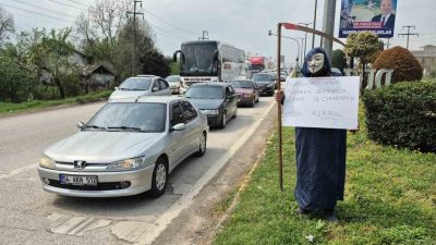 100 Karayolu Düzce kesiminde kıyafetli maskeli ve elinde tırpanıyla vatandaştan