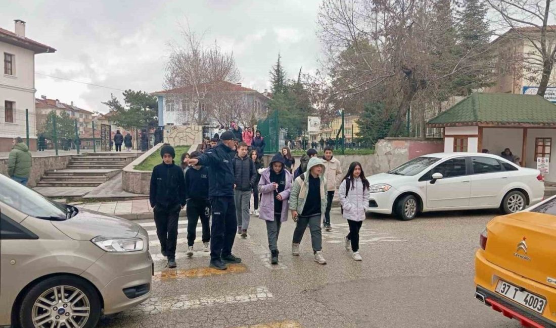 Taşköprü Belediyesi zabıta ekipleri, okul önlerinde görev alarak çocukların yollardan