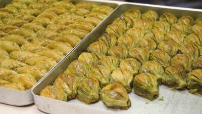 Bolu’da iftar sonrası tatlı keyfi yapmak isteyen vatandaşlar, tatlıcılara akın