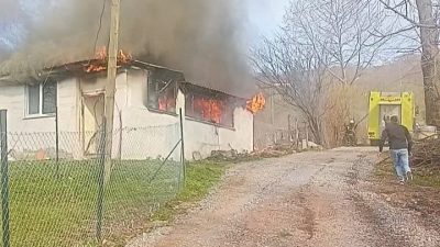 Düzce’nin Gölyaka ilçesinde tek katlı bir ev çıkan yangında kullanılmaz