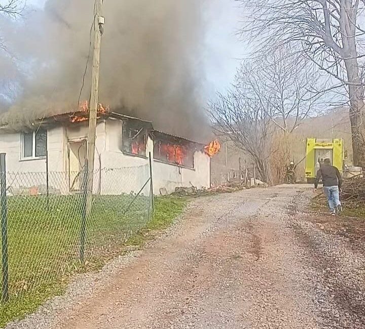 Düzce’nin Gölyaka ilçesinde tek katlı bir ev çıkan yangında kullanılmaz