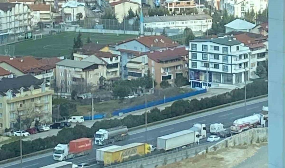 Kocaeli’de saç rulosu taşıyan tırın yükü ağır gelince dorsesi ortadan