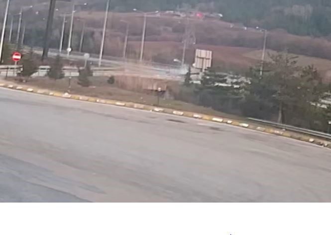TEM’de 3 kişinin hayatını kaybettiği feci kaza kamerada TEM Otoyolu’nun Bolu geçişinde dinlenme tesisinin girişindeki bariyerlere çarpan Tofaş